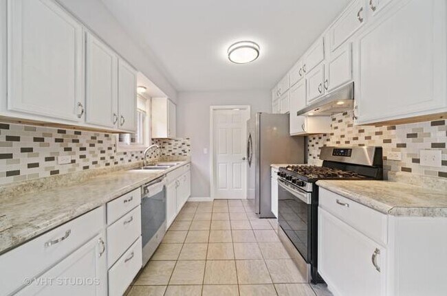 Building Photo - 450 Valley Dr