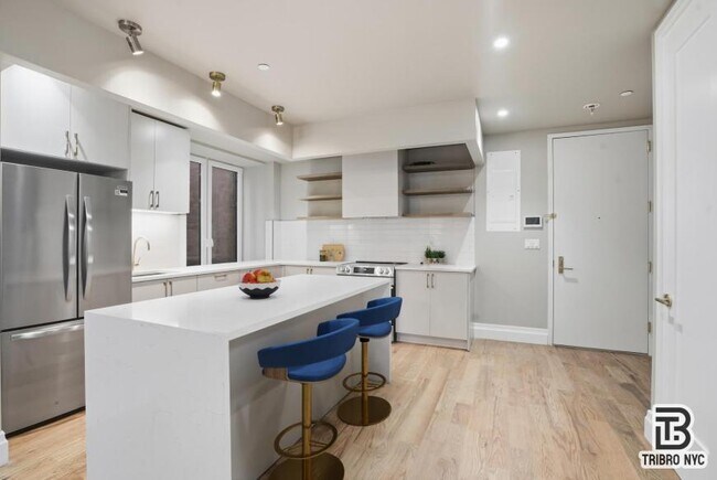 Foto del edificio - 4 bedroom in BROOKLYN NY 11222