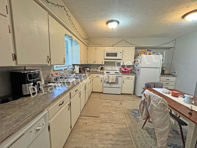 Foto del edificio - Three Bedroom Home for Lease - Park-like b...