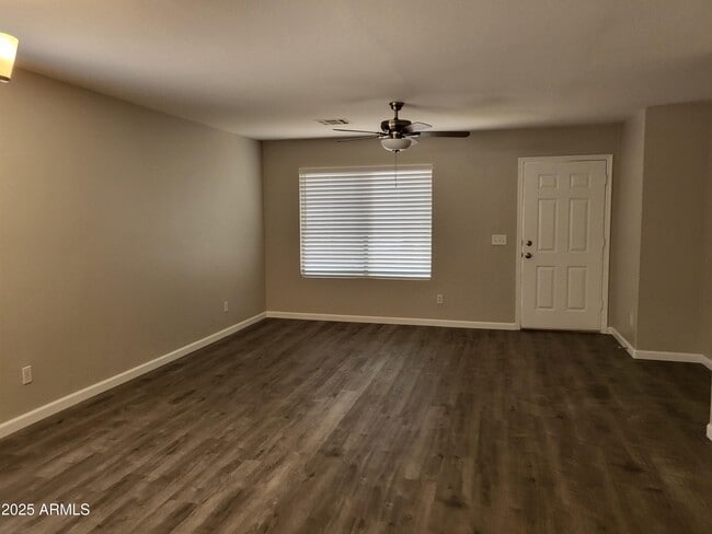 Foto del edificio - 1028 E Graham Ln
