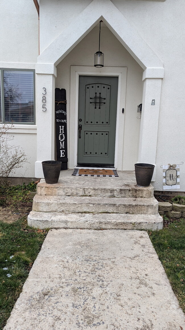 Building Photo - 385 E 2nd S St