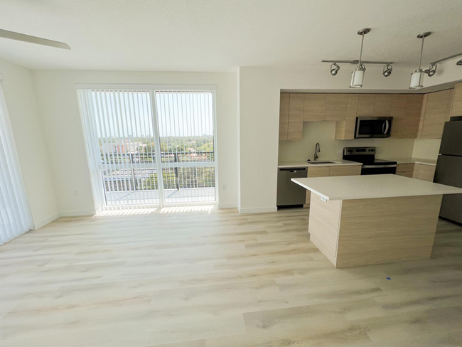 Foto del edificio - 2200 SW 8th St