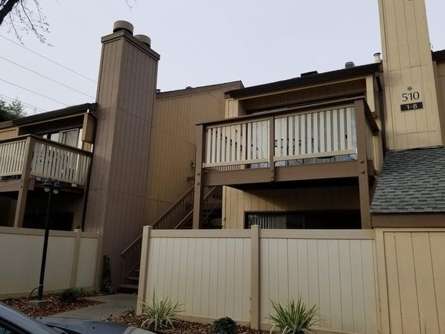 Building Photo - 510 Woodside Oaks