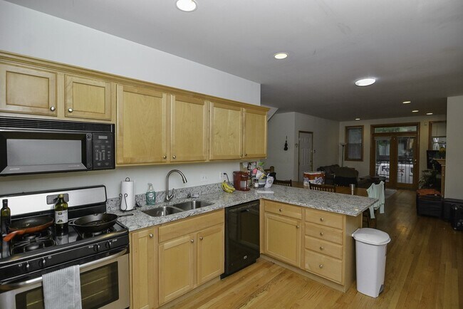 Foto del edificio - 3117 N Damen Ave