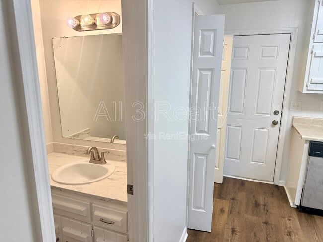 Building Photo - 470 S Jeff Davis Dr