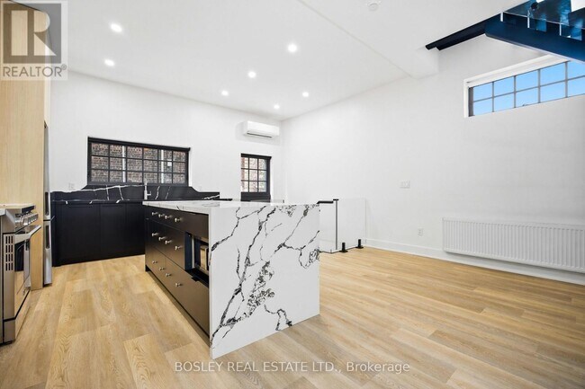 Photo du bâtiment - 1067 College St