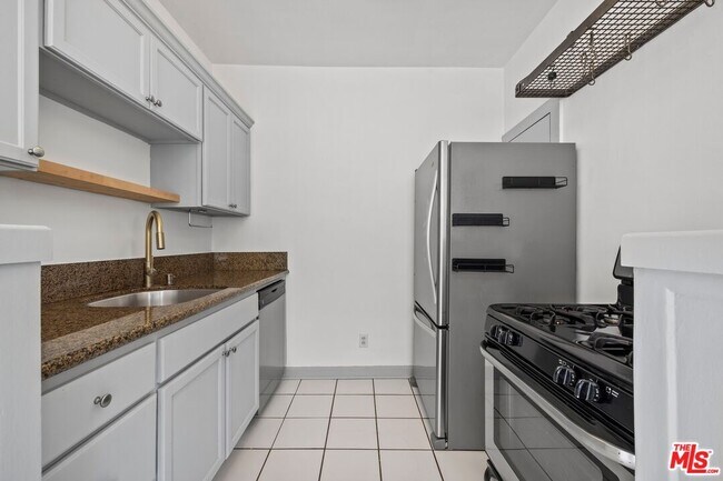 Foto del edificio - 153 Hollister Ave