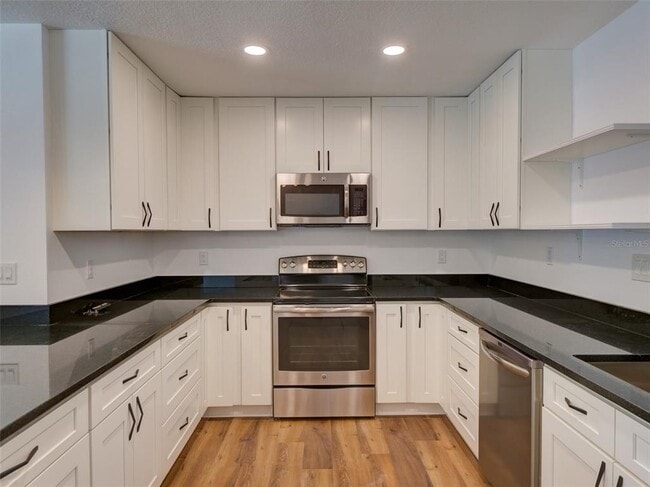 Building Photo - 305 Sunset Dr