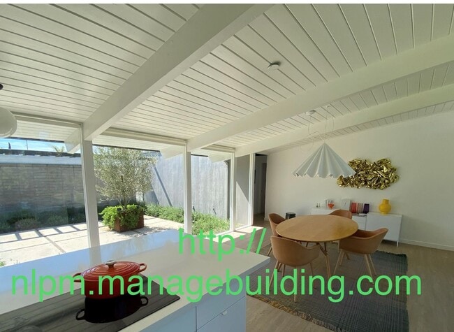 Building Photo - 635 E Palmdale Ave