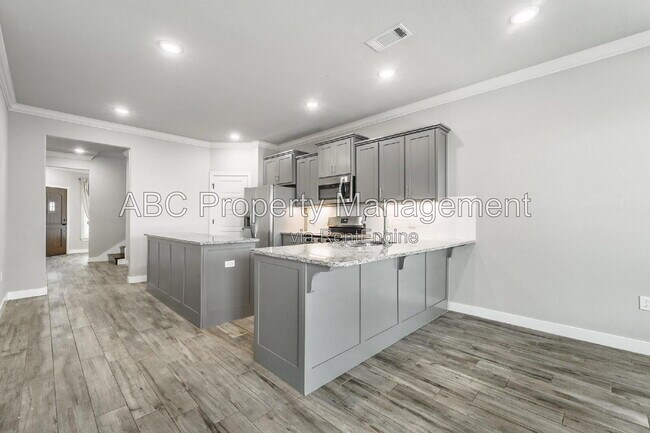Building Photo - 3207 SW Hillstone Ave