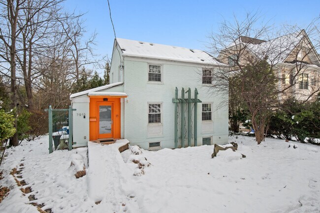 Foto del edificio - 7913 Kentbury Dr