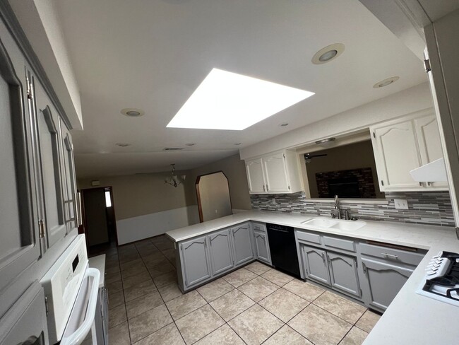 Building Photo - HUGE FAMILY HOME IN BEAUTIFUL EAST HEMET N...