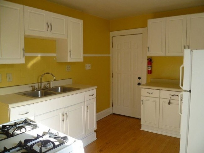 Building Photo - 2214 S Allis Street - 2 Bedroom Bayview Upper