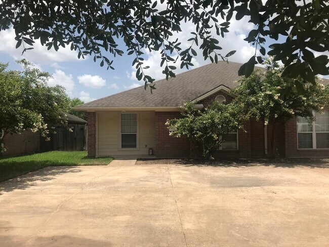 Building Photo - 909 Willow Pond St