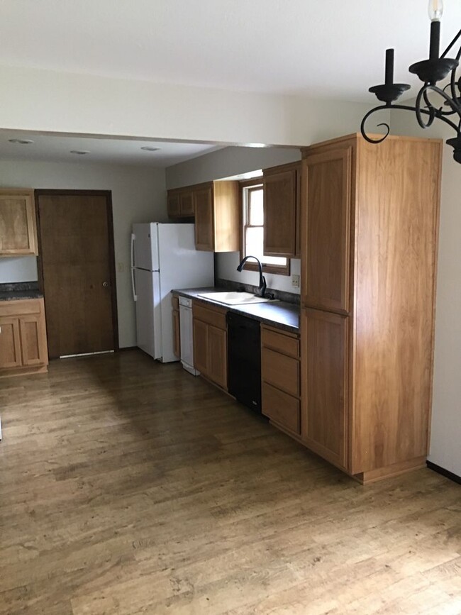 Building Photo - 3BD 2BTH - 2Car Garage, Fenced Yard, Centr...