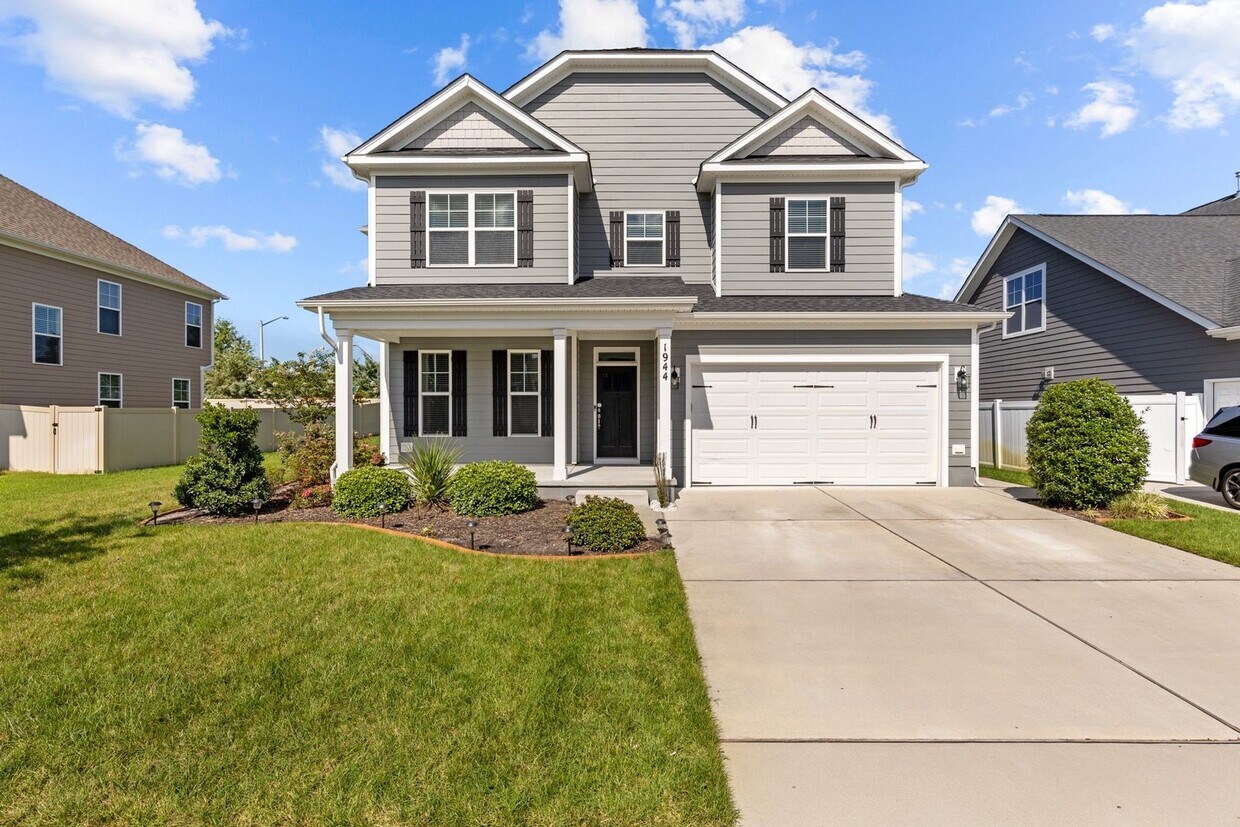 Foto principal - Exquisite 4-bedroom, 2.5-bath home located...