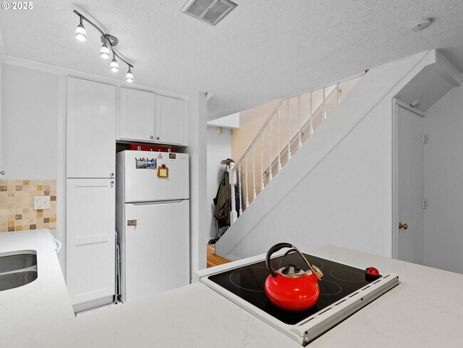 Foto del edificio - Bright & Inviting 2-Bed, 1.5-Bath with Modern Touches and Private Upstairs Retreat