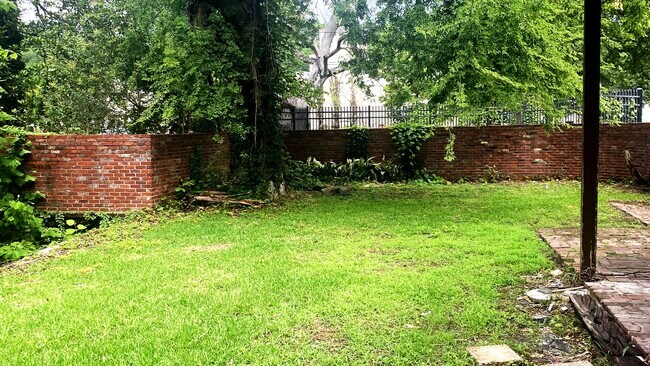 Building Photo - 4561 Meadowhill Dr