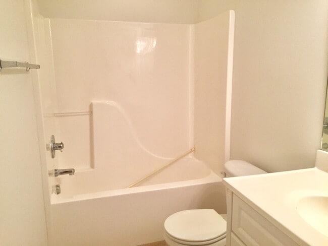 Foto del edificio - 4 Bedroom 3.5 Bath end unit- Available Aug...