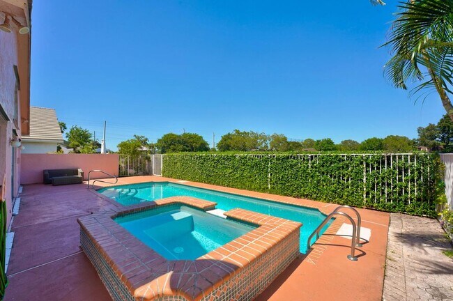 Foto del edificio - 4355 Leicester Ct