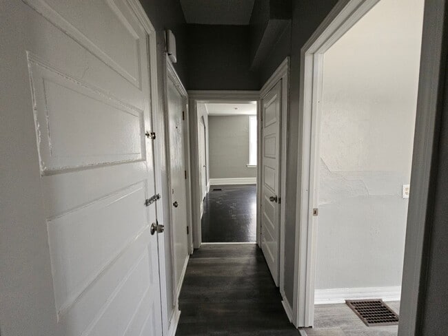 Foto del edificio - Newl updated 2 bedroom 1 bath located in Carrick!