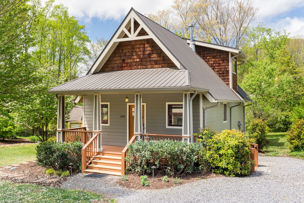 829 N Oconeechee Ave, Black Mountain, NC 28711 House Rental in Black