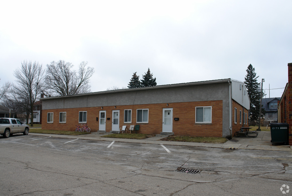 Building Photo - 306 E Lincoln Way