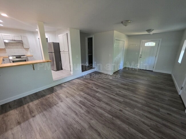 Building Photo - 617 Brookshire St