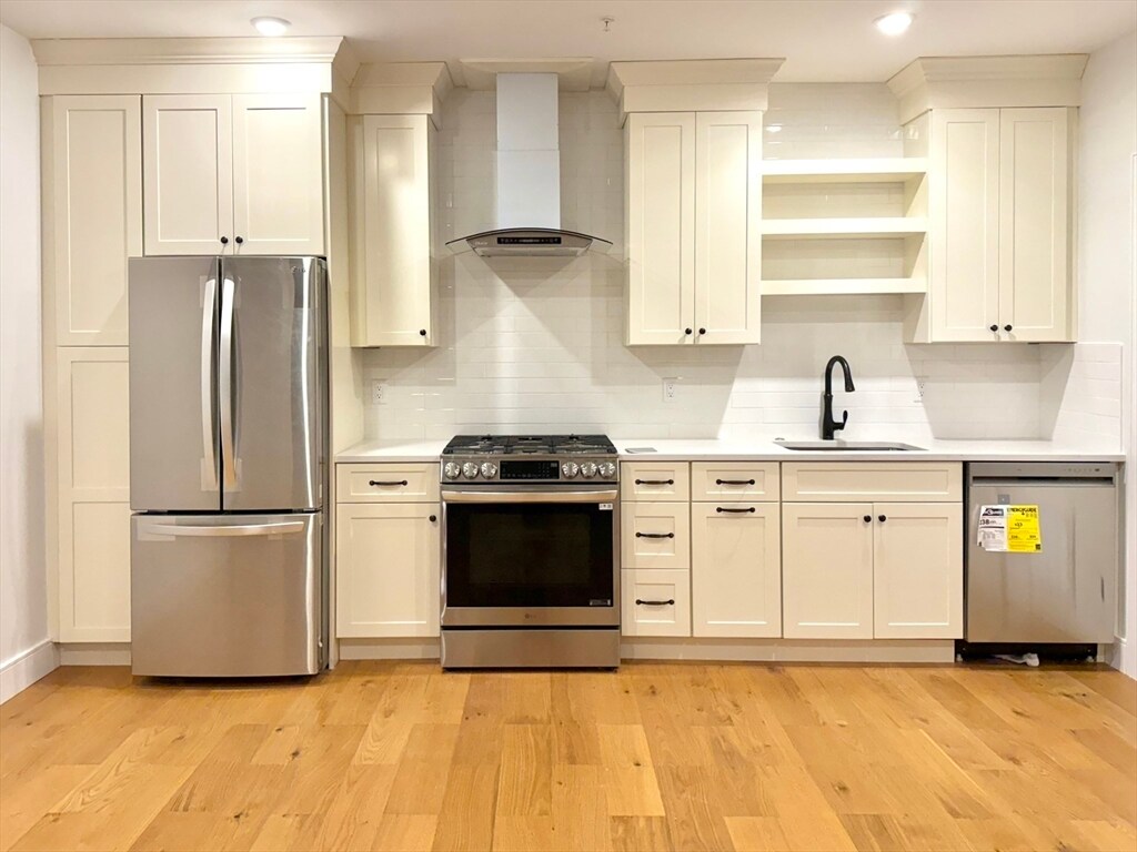 Primary Photo - 165 Everett St