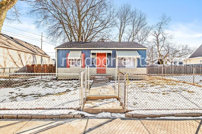Building Photo - Charming 3-Bedroom Home Near Downtown Indi...