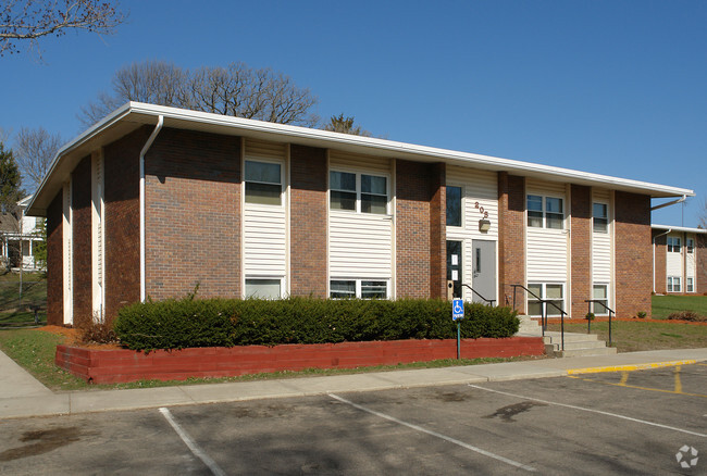 Building Photo - Greenvale Place Apartments