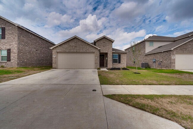 Building Photo - Beautifully Crafted 3 bedroom 2 bath in Fort Worth, TX.