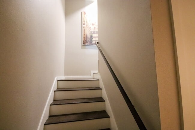 Building Photo - Fabulous 3 Story, 3 Bedroom 3 Bathroom Tow...