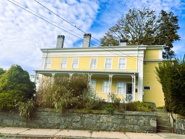 Ship Captain's House with legal apartment - 5 Granite St