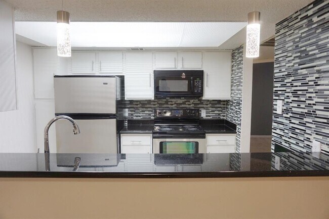 Building Photo - 2818 S Bartell Dr