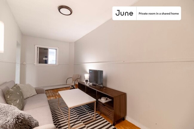 Building Photo - Private bedroom in 5 bed/2 bath Home