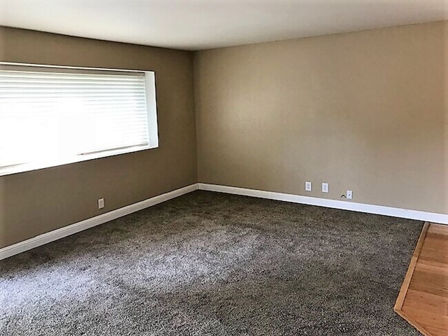 Foto del edificio - 3 Bedroom with Fenced Yard in Laguna Lake