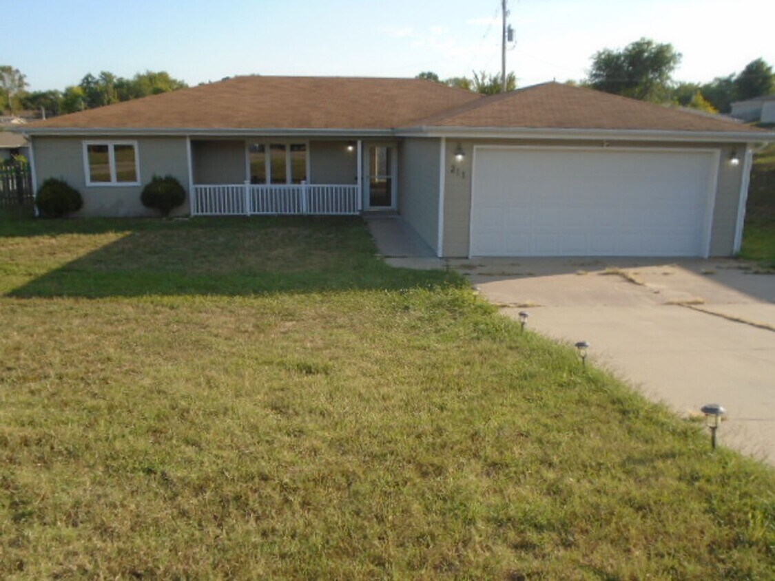 Primary Photo - 211 William Dr