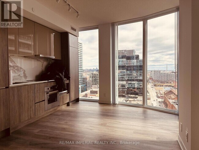 Building Photo - 180 Front St E