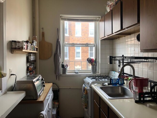 Building Photo - 233 Kelton St