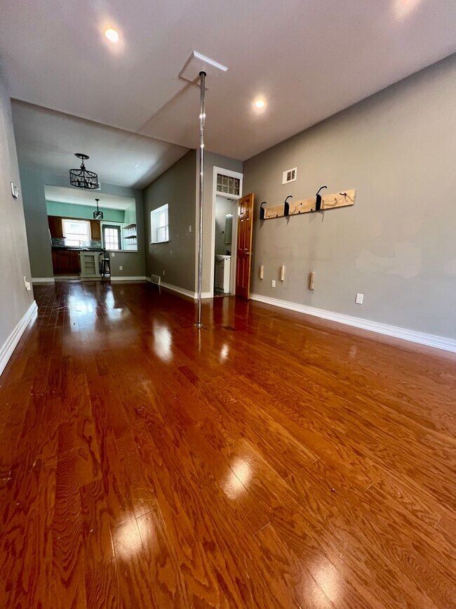 Building Photo - Stunning 3-Bedroom Townhome in South Philadelphia! Available February 1st!