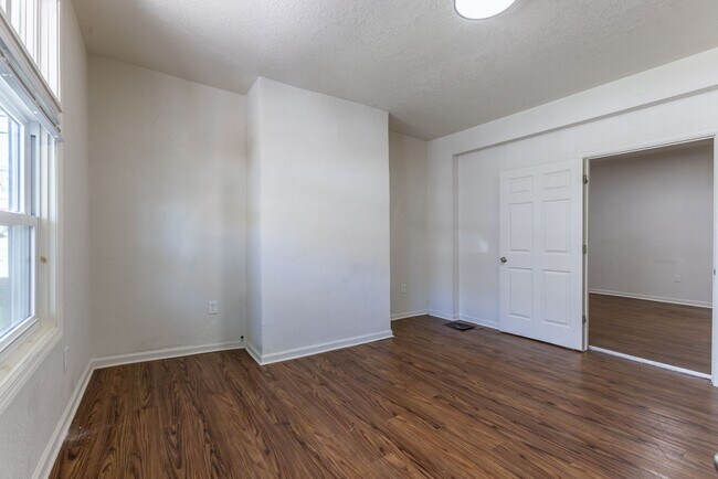 Foto del edificio - AVAILABLE OCTOBER 15th - Quirky 3+ Bedroom...