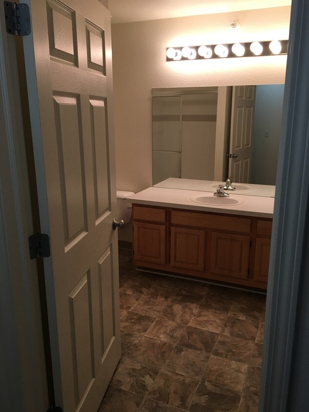 Foto principal - 103 Lake Village Blvd
