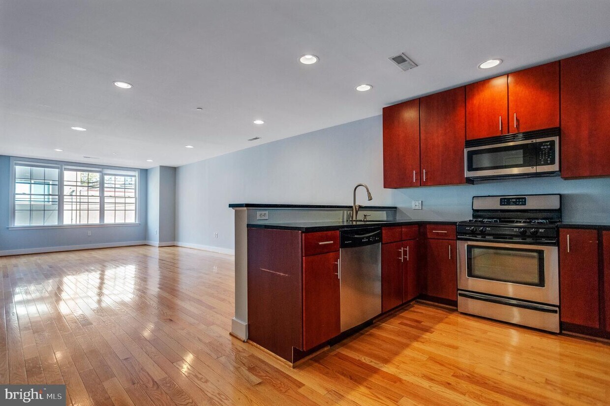 Primary Photo - 714 Bainbridge St