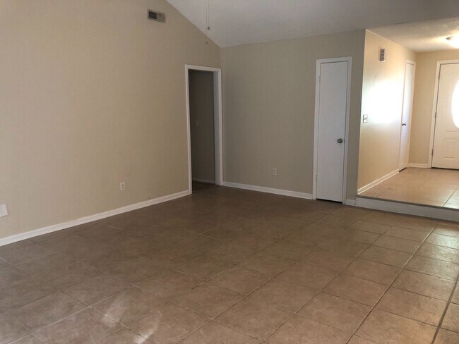 Foto del edificio - Single story ranch with 2 car attached gar...