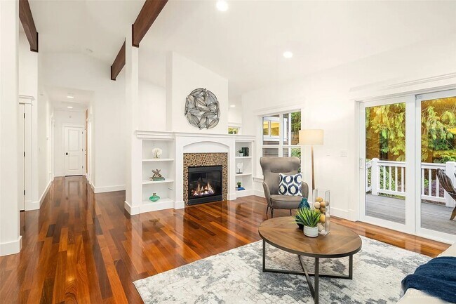 Building Photo - Amazing Kirkland Craftsman
