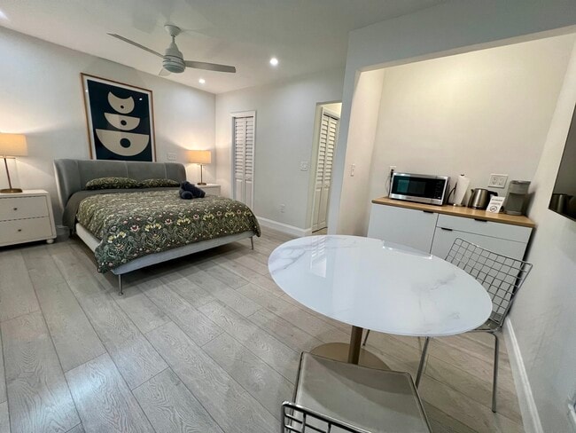 Foto del edificio - 6030 N Bayshore Dr