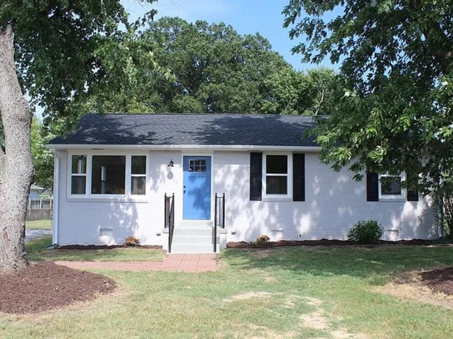 Building Photo - 7966 Kenmore Dr