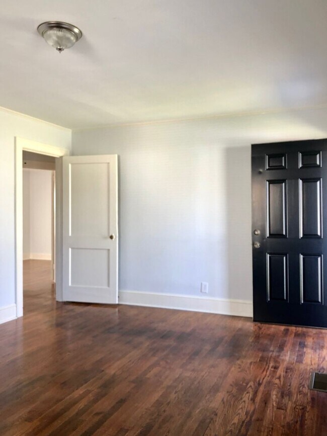 Foto del edificio - Adorable Bungalow with 2BR/1BA in Greer - desirable neighborhood in Greenville County - close to ...