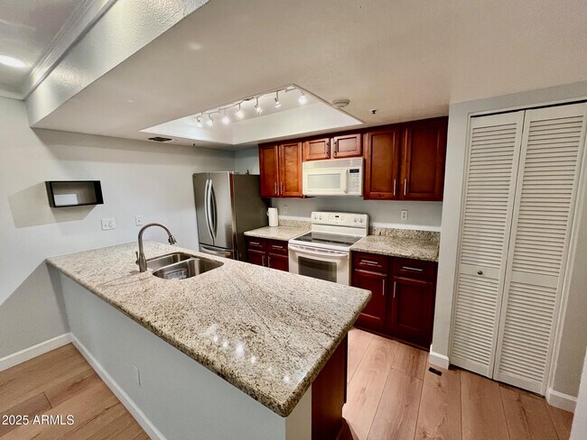 Foto del edificio - 7777 E Main St